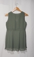 Blusa verde com decote "V" na internet