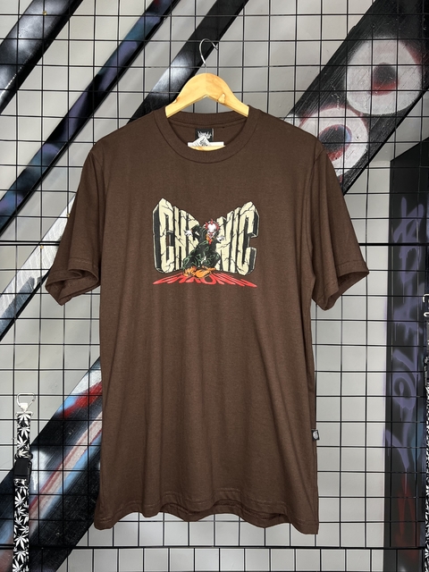 Camiseta Chronic Palhaço Logo Muro Marrom - comprar online