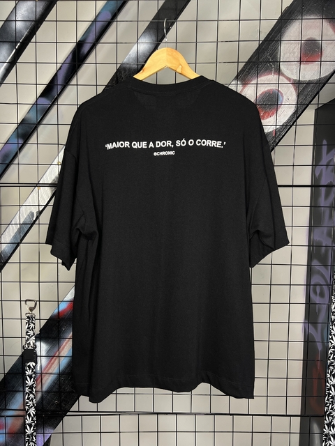 Camiseta Oversized Chronic Moletinho Maior que a dor... Preta - comprar online