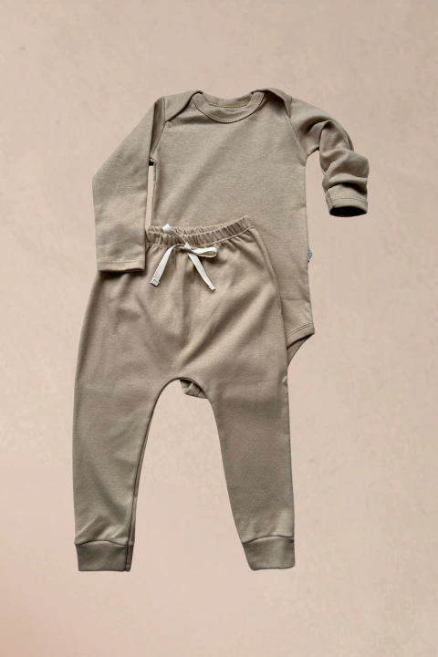 CONJUNTO SUEDINE BODY E CALÇA SARUEL - AMÊNDOA - comprar online