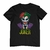 Camiseta com estampa do Coringa, apresentando seu rosto sorridente e a palavra "JOKER" em destaque.