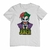 Camiseta branca com estampa do Coringa, apresentando seu rosto sorridente e a palavra "JOKER" em destaque.