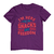 Camiseta com estampa colorida que diz "I'm here for the snacks and freedom".