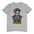 Camiseta com estampa do Coringa, apresentando seu rosto sorridente e a palavra "JOKER" em destaque.