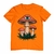 Camiseta com estampa de cogumelos místicos, destacando um grande cogumelo laranja com um olho no topo e pequenos cogumelos ao redor, em meio a folhas verdes.