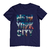 Camiseta com estampa de "New York City" em letras grandes, apresentando imagens da cidade dentro das letras.