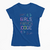 Camiseta feminina com estampa colorida que diz "GIRLS WHO CODE", promovendo o empoderamento tecnológico.