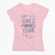 Camiseta feminina com estampa colorida que diz "GIRLS WHO CODE", promovendo o empoderamento tecnológico.