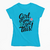 Camiseta feminina com estampa motivacional em letras pretas e flores coloridas, dizendo "Girl, you got this!"