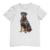 Camiseta com estampa de um Rottweiler sentado, representando o tema de amor por animais de estimação.