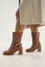 Briza - Bota Salto Bloco Com Fivela Caramelo - comprar online