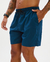 Short masculino azul petróleo com bolso e cordão na cintura, modelo casual.