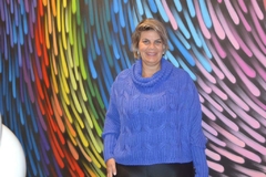Poncho liso de manga em cor azul, destacando detalhes da peça.