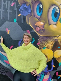 Poncho liso de manga em cor LIMA, destacando detalhes da peça