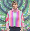 Blusa morcego listrada colorida com comprimento maior na parte de trás, gola alta e mangas longas.