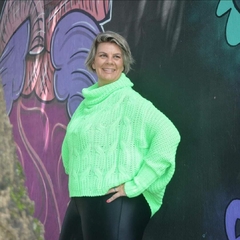 Poncho liso de manga em cor VERDE MAÇÃ, destacando detalhes da peça