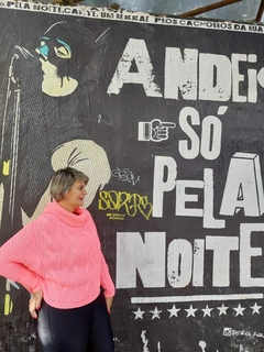 Poncho liso de manga em cor ROSA CHICLETE destacando detalhes da peça