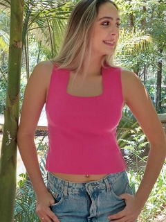 Regata rosa com decote quadrado, confeccionada em tecido canelado.