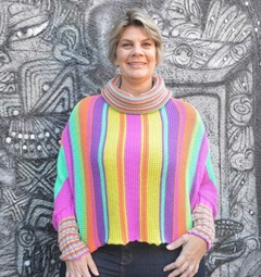 Blusa morcego listrada colorida com comprimento maior na parte de trás, gola alta e mangas longas.