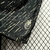 Detalhe da camisa regata Botafogo II 24/25, preta com detalhes dourados e logo "Forjado no Fogo".