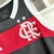 Regata masculina preta e vermelha do Flamengo, com o logo da equipe e três estrelas bordadas.