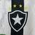 Escudo antigo do Botafogo bordado na camisa retrô de 1995, símbolo da tradição alvinegra