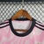 Detalhe da gola da camisa Flamengo rosa 2023/2024