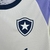 Detalhe do escudo monocromático da camisa de treino de goleiro Botafogo 25/26