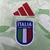 Detalhe do escudo bordado na camisa do Kit Infantil Itália Away 2025/26