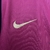 Camisa Barcelona x Travis Scott Home 2025/26 – com logotipo Cactus Jack. Detalhe Logo Nike