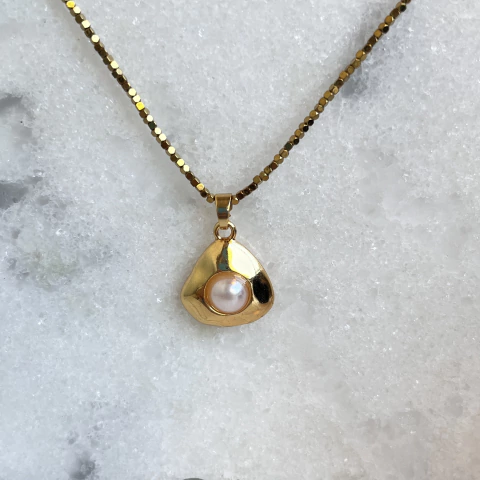 Colar de Hematita com Pingente de Pérola