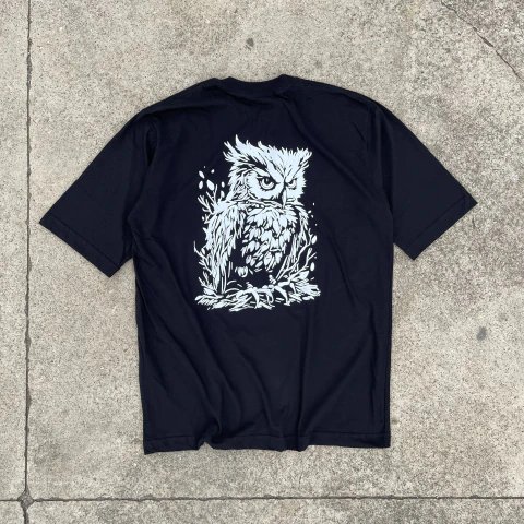 Camiseta Oversized Preta - Aquela que vê no escuro