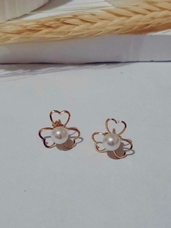 Brinco Flor Vazada com Pérola