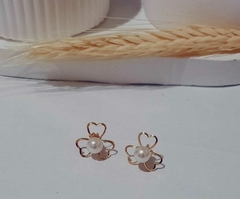 Brinco Flor Vazada com Pérola - comprar online