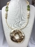 Colar com detalhes em dourado e contas de pedras