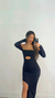 VESTIDO PRETO CANELADO COM RECORTE, MANGAS FIXAS E FENDA