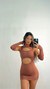 VESTIDO CURTO MARROM COM RECORTES E MANGA LONGA DESTACÁVEL