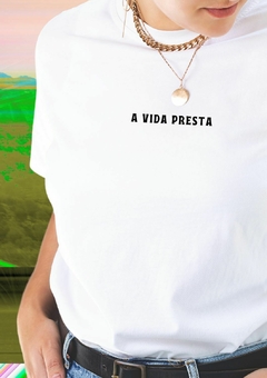 Camiseta Básica A Vida Presta