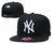 Boné preto da New Era com logo dos New York Yankees em branco na frente.