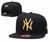 Boné preto da New Era com logo dos Yankees em dourado na frente e detalhe da MLB na parte de trás.