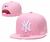 Boné New Era rosa com logotipo dos New York Yankees na frente e detalhe da MLB na parte de trás.