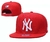 Boné New Era vermelho com logo dos Yankees de Nova York na frente e etiqueta da MLB na parte traseira.