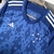 Camisa azul do Cruzeiro, modelo I 24/25, da Adidas, com detalhes em estrelas e listras brancas nos ombros.