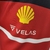 Detalhe da camisa masculina Ferrari 23/24 Fórmula 1, destacando o logotipo da Shell e Velas em vermelho e preto.