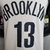 Camiseta regata branca do Brooklyn Nets, destacando o nome "BROOKLYN" e o número "13".