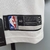 Etiqueta da camiseta regata Brooklyn Nets branca e preta da Nike, mostrando o logo da NBA e informações de tamanho.