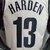 Camiseta regata branca e preta do Brooklyn Nets com o nome HARDEN e o número 13 nas costas.