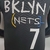 Camiseta regata preta do Brooklyn Nets com o número 7 e detalhes em amarelo e azul.