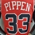 Camiseta regata vermelha do Chicago Bulls com o nome "Pippen" e o número 33 nas costas.