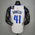 Camiseta regata branca do Dallas Mavericks, modelo masculino, com o nome "Nowitzki" e o número 41 nas costas.